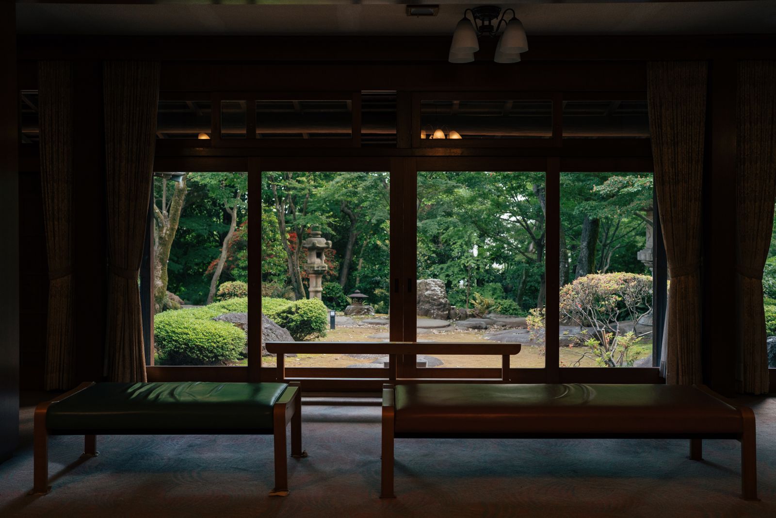 伝統的な室内装飾と日本庭園
